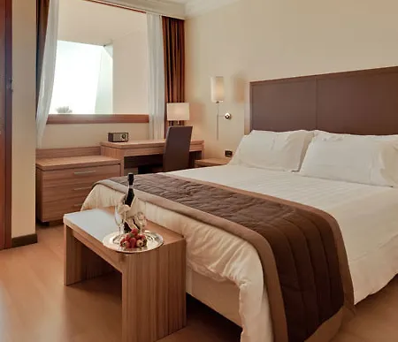 尼亚拉套房酒店 4*