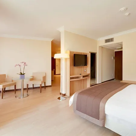 尼亚拉套房酒店